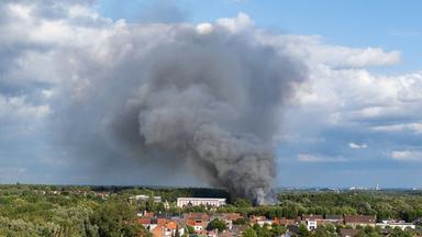 Rauchschwaden eines Brandes steigen am 16. Juli 2025 über dem Gelände des Elektro-Musikfestivals Tomorrowland in Boom, Nordbelgien, auf. 