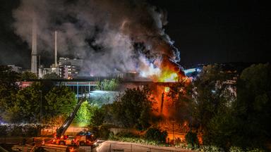 Auf dem Bild ist zu sehen: Eine brennende Lagerhalle 