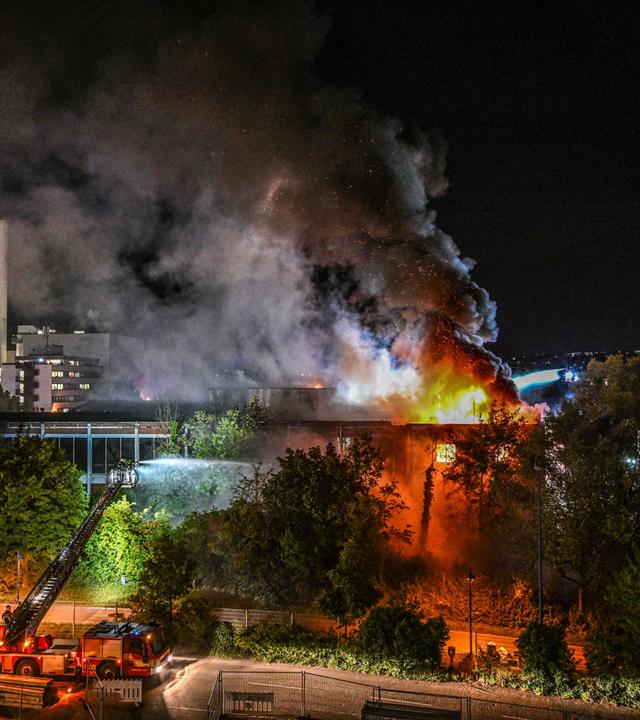 Auf dem Bild ist zu sehen: Eine brennende Lagerhalle 