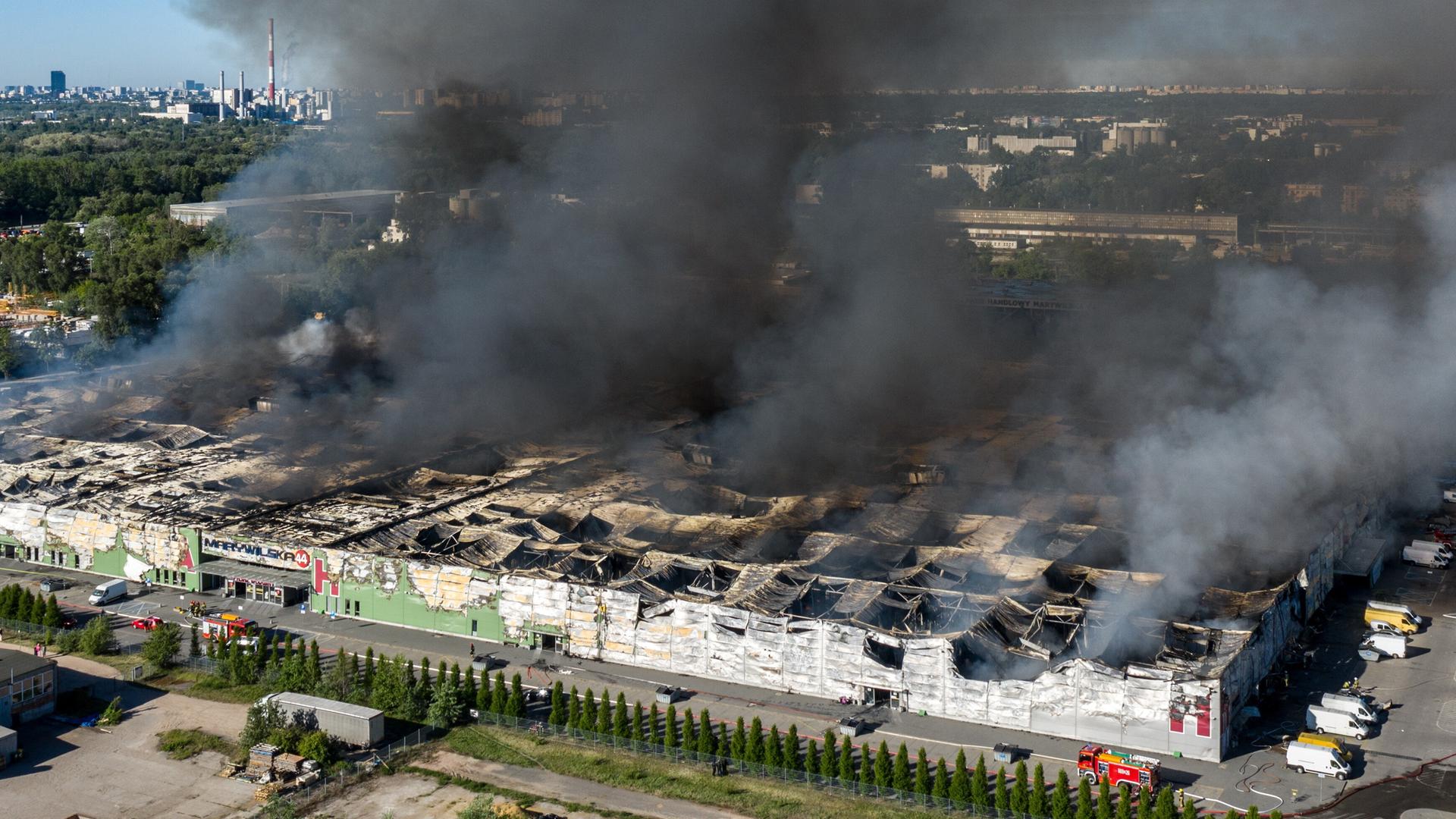 Polen, Warschau: Ein Einkaufszentrum steht in Brand. Das Einkaufszentrum ist nahezu komplett niedergebrannt.