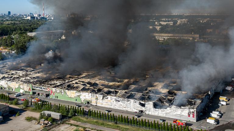Polen, Warschau: Ein Einkaufszentrum steht in Brand. Das Einkaufszentrum ist nahezu komplett niedergebrannt.