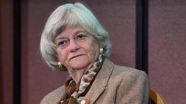 Ann Widdecombe sitzt am 1. November 2019 während einer Veranstaltung zum Start des Wahlkampfs der Brexit Party in London auf der Bühne.