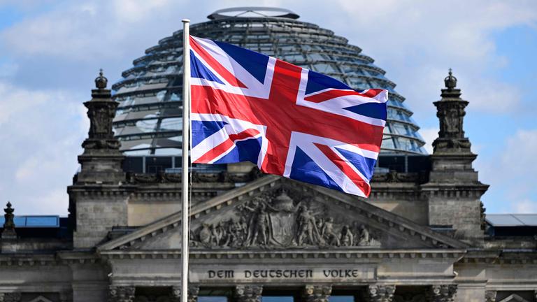 Der Union Jack weht vor dem Reichstagsgebäude in Berlin