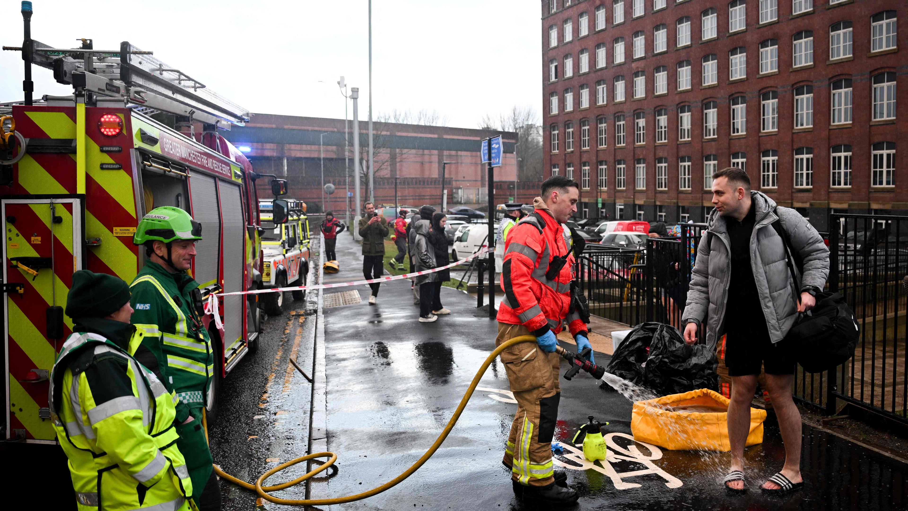 Die Feuerwehr evakuiert ein Gebäude wegen Hochwasser.