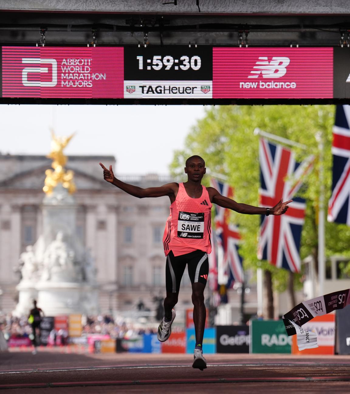 Großbritannien, London: Leichtathletik: Marathon, Männer, Sabastian Sawe aus Kenia kommt im Ziel an.