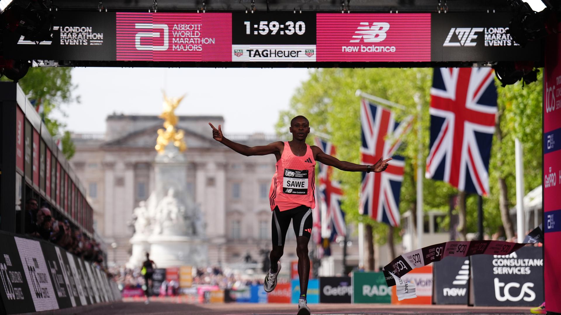 Großbritannien, London: Leichtathletik: Marathon, Männer, Sabastian Sawe aus Kenia kommt im Ziel an.