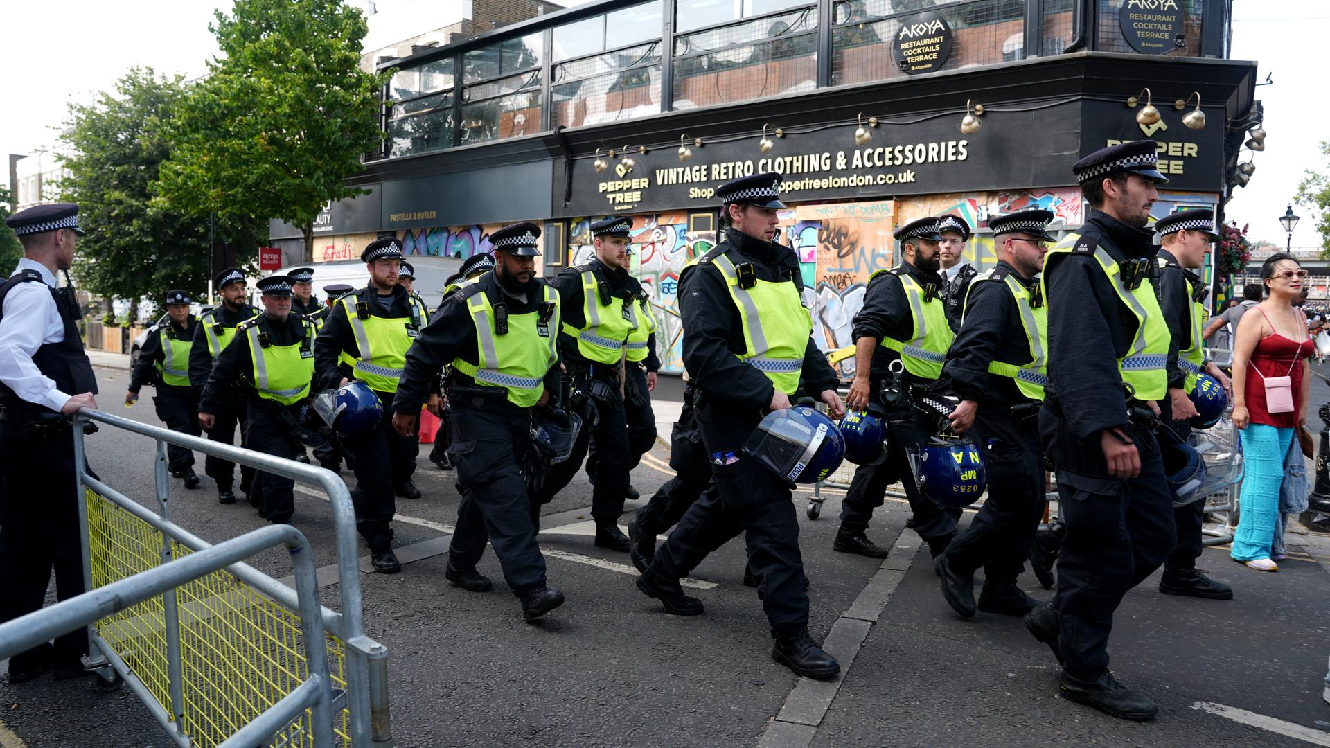Polizeibeamte in Ladbroke Grove, wo am Wochenende der Notting Hill Carnival im Westen Londons gefeiert wurde