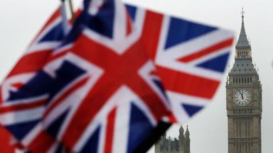 Britische Flaggen vor dem Parlament