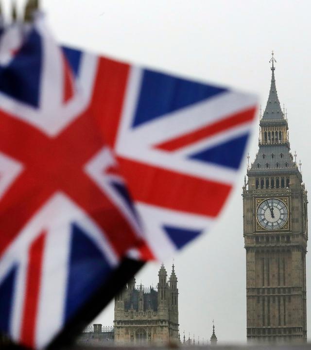 Britische Flaggen vor dem Parlament