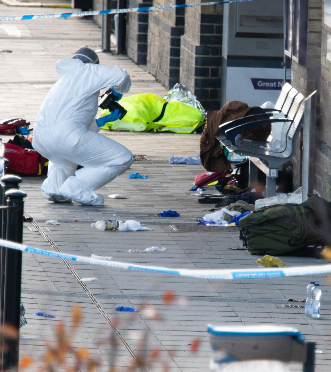 Großbritannien, Huntingdon: Ein Forensiker nimmt Fotos im Tatort auf.