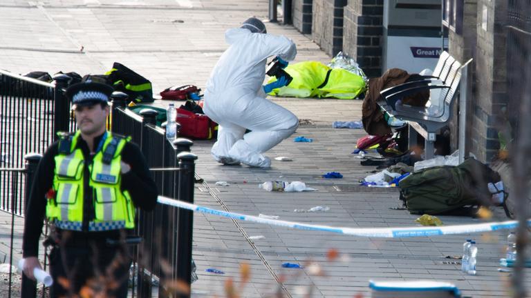 Großbritannien, Huntingdon: Ein Forensiker nimmt Fotos im Tatort auf.