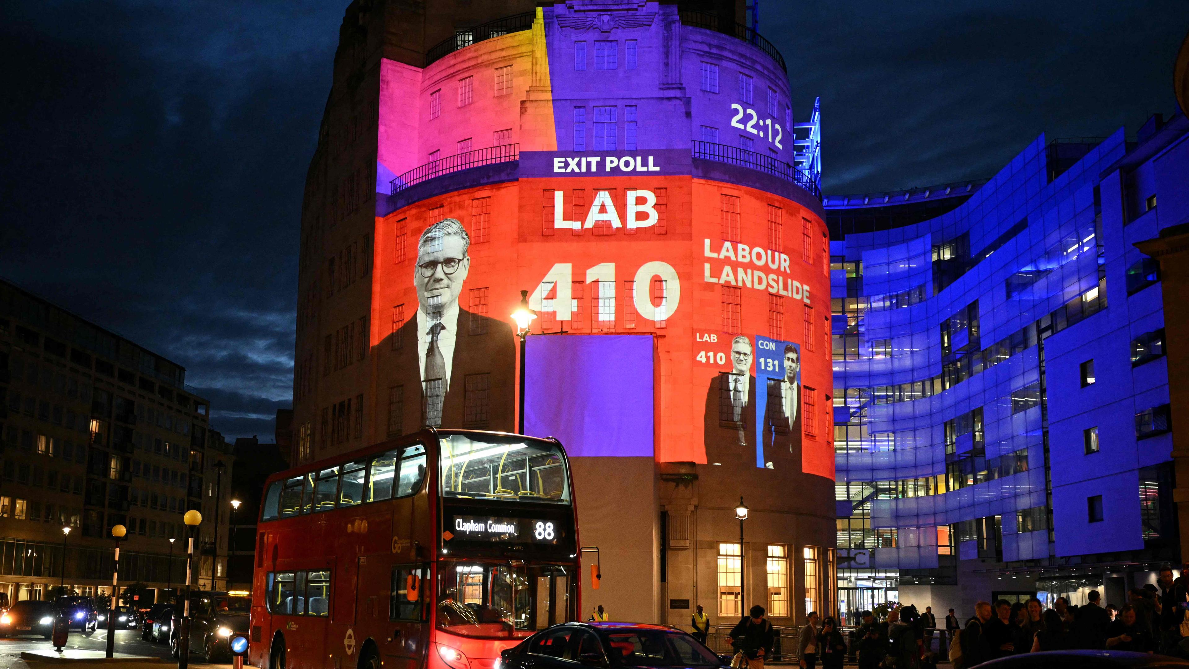 Das Ergebnis einer Wahlprogrose wird auf das Gebäude der BBC in London projeziert.