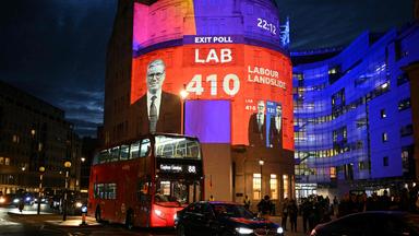 Das Ergebnis einer Wahlprogrose wird auf das Gebäude der BBC in London projeziert.