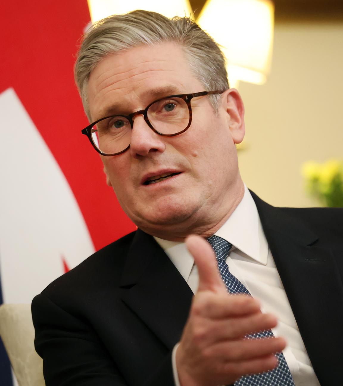 Der britische Premierminister Keir Starmer spricht während eines Treffens mit seinem niederländischen Amtskollegen