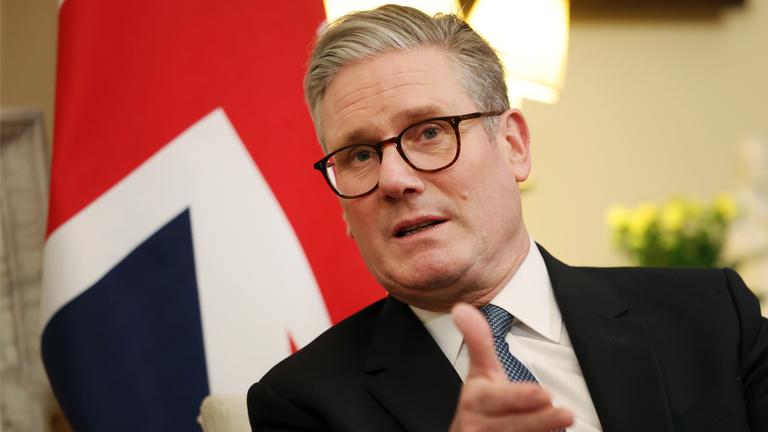 Der britische Premierminister Keir Starmer spricht während eines Treffens mit seinem niederländischen Amtskollegen