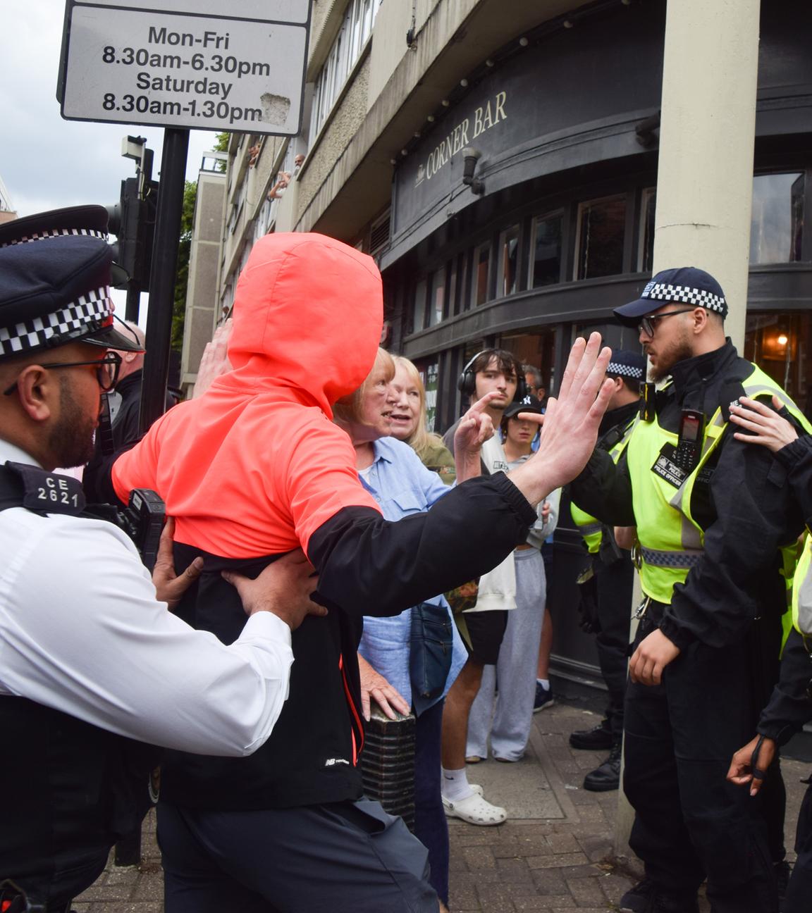 Großbritannien, London: Die Polizei entfernt einen Migrationsgegner vor dem Thistle Hotel in der Nähe des Barbican.