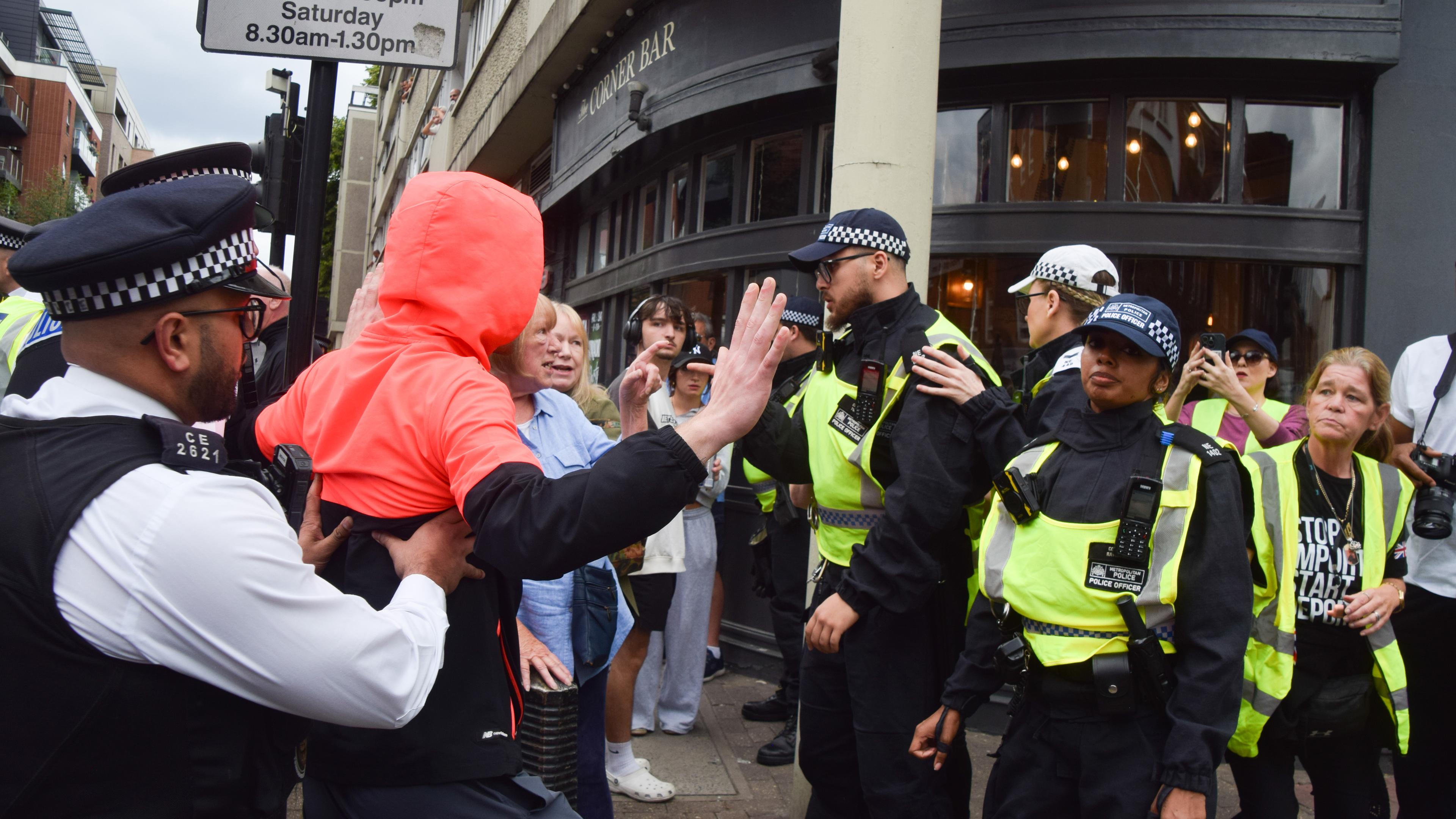 Großbritannien, London: Die Polizei entfernt einen Migrationsgegner vor dem Thistle Hotel in der Nähe des Barbican.