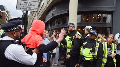 Großbritannien, London: Die Polizei entfernt einen Migrationsgegner vor dem Thistle Hotel in der Nähe des Barbican.