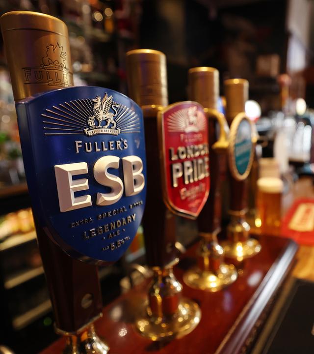 Bierzapfanlanlagen in einem Pub in London.