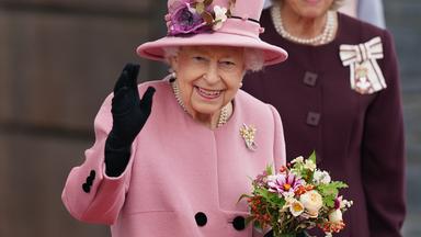 Die britische Königin Elizabeth II. hält einen Blumenstrauß in der Hand und winkt, nachdem sie nach der Eröffnungszeremonie des walisischen Parlaments das Parlamentsgebäude verlässt. (zu dpa «Palast: Queen verbrachte Nacht auf Donnerstag im Krankenhaus»)