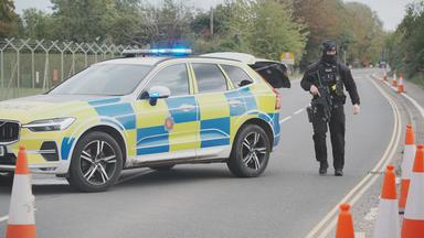 Großbritannien, Fairford: Polizei an einer Straßensperre in der Nähe der RAF-Basis Fairford, nachdem ein schwerwiegender Vorfall gemeldet wurde