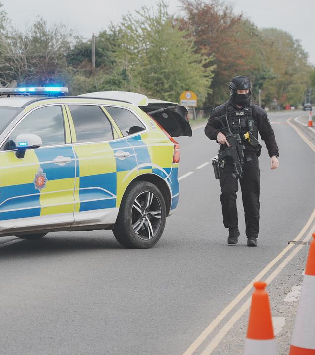 Großbritannien, Fairford: Polizei an einer Straßensperre in der Nähe der RAF-Basis Fairford, nachdem ein schwerwiegender Vorfall gemeldet wurde