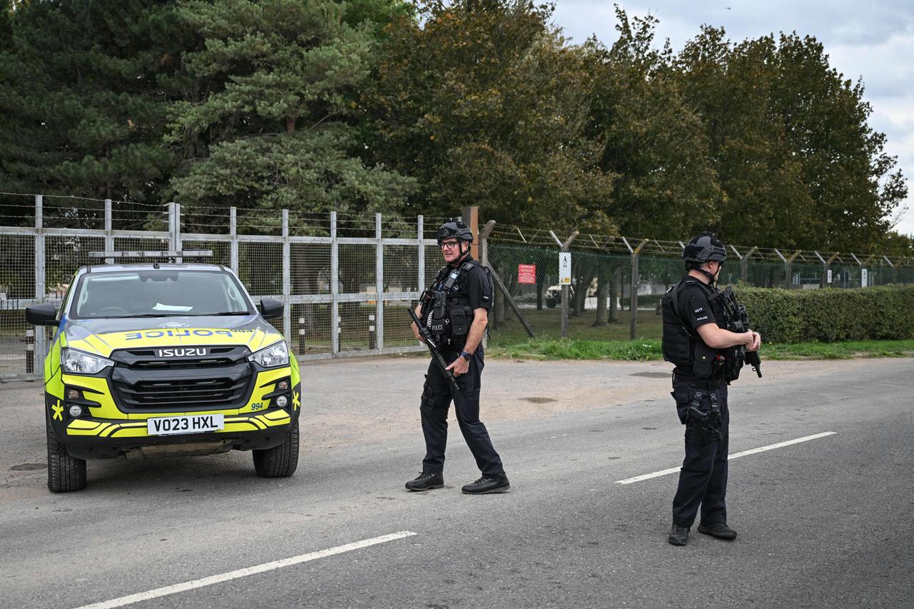 Bewaffnete Polizisten sind an einem Eingang des Stützpunkts RAF Fairford in Fairford im Südwesten Englands postiert.