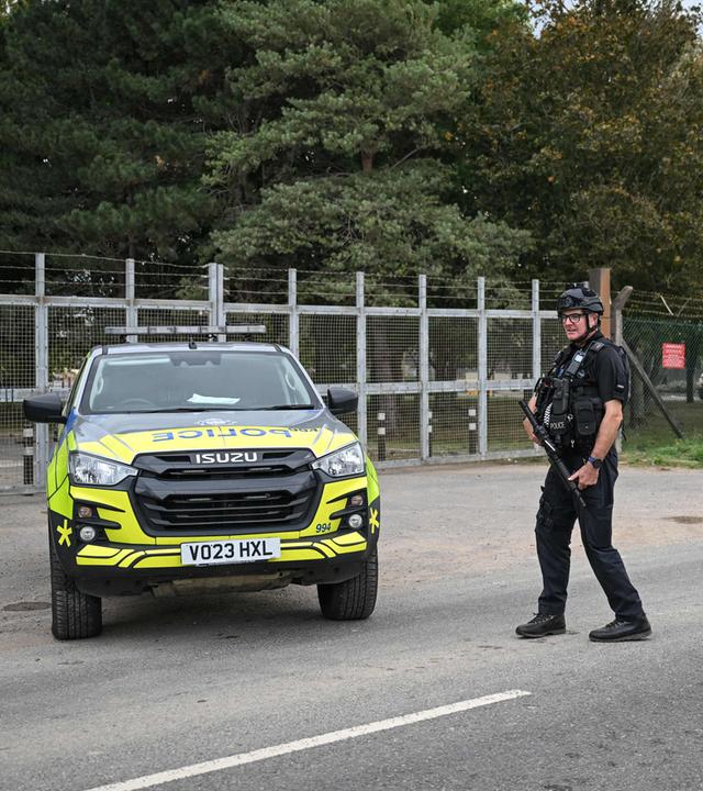 Bewaffnete Polizisten sind an einem Eingang des Stützpunkts RAF Fairford in Fairford im Südwesten Englands postiert.