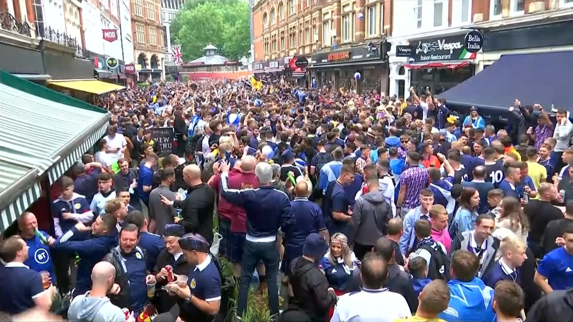 Viele Menschen treffen in Großbritannien bei Sportereignissen aufeinander