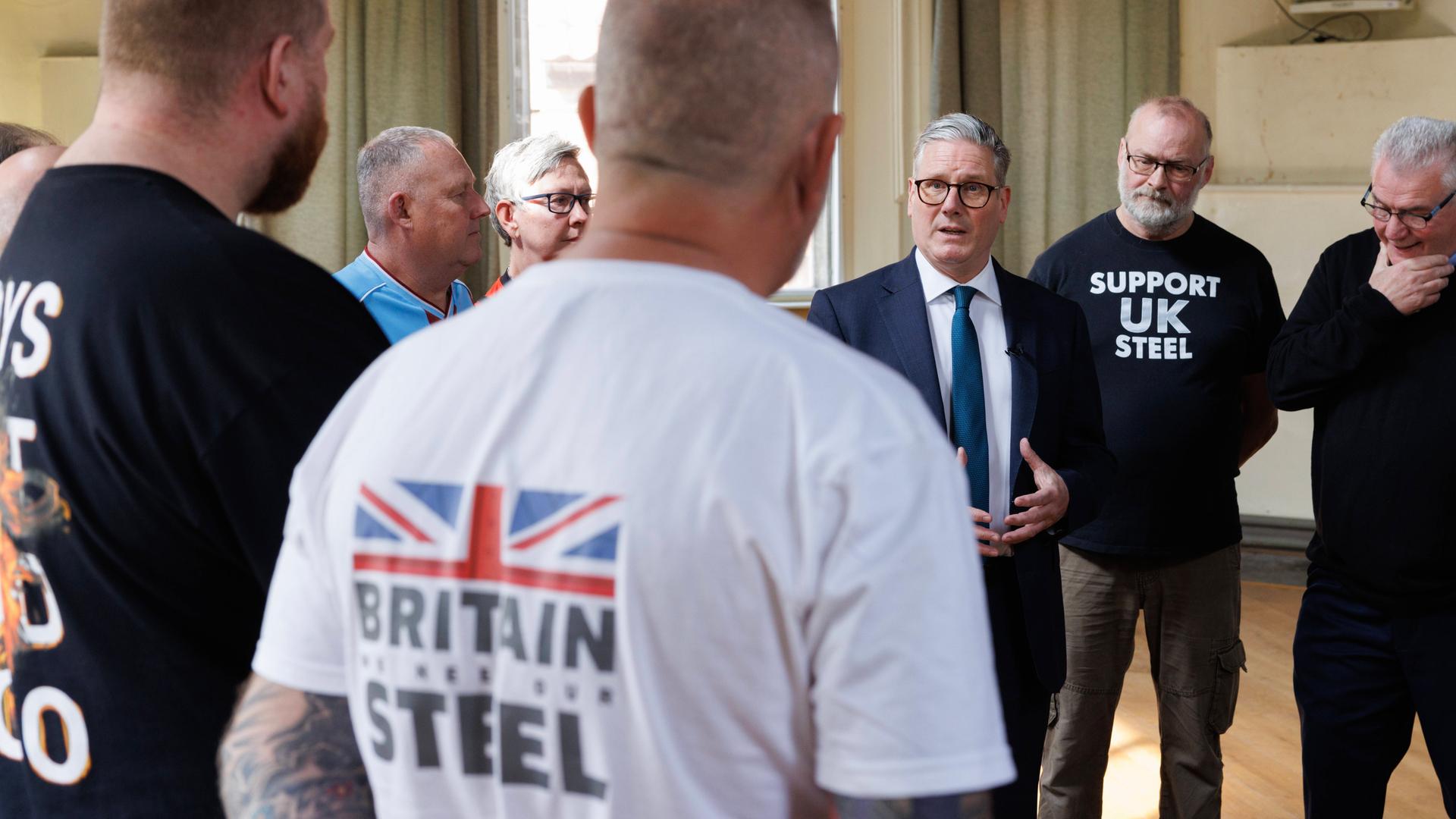 Premierminister Keir Starmer spricht mit Arbeitern von British Steel