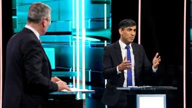 Der britische Premierminister Rishi Sunak und sein Herausforderer Keir Starmer diskutieren in einem TV-Duell.