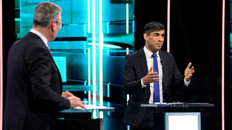 Der britische Premierminister Rishi Sunak und sein Herausforderer Keir Starmer diskutieren in einem TV-Duell.