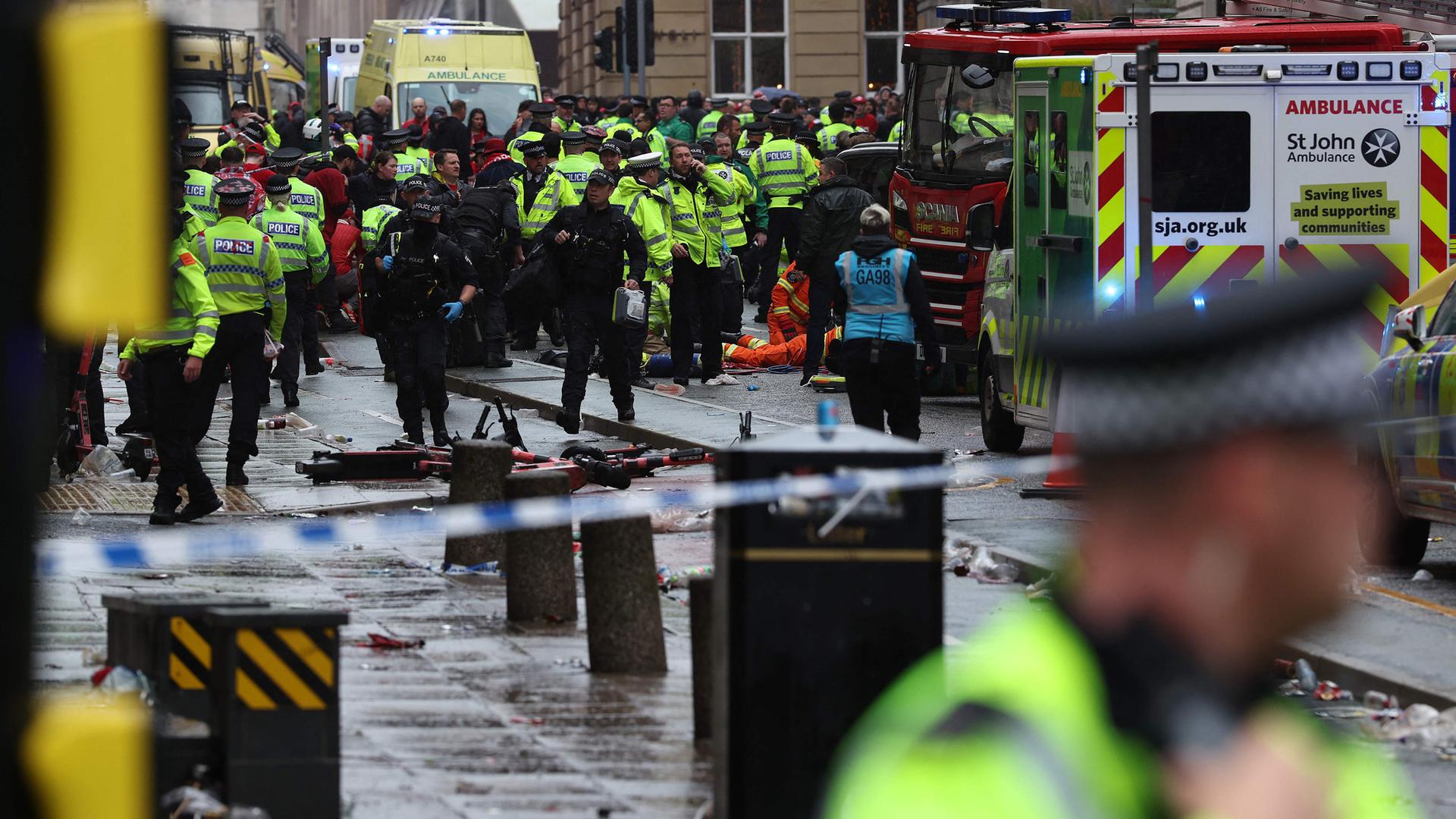 Großbritannien: Rettungskräfte behandeln Verletzte am Ort eines Vorfalls am Rande einer Siegesparade in Liverpool