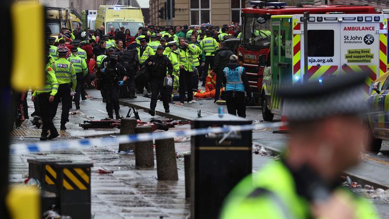 Großbritannien: Rettungskräfte behandeln Verletzte am Ort eines Vorfalls am Rande einer Siegesparade in Liverpool
