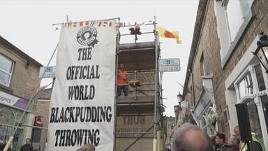 Ein Plakat mit der Aufschrift "The Official World Blackpudding Throwing" auf dem Blutwurstwurf-Wettbewerb