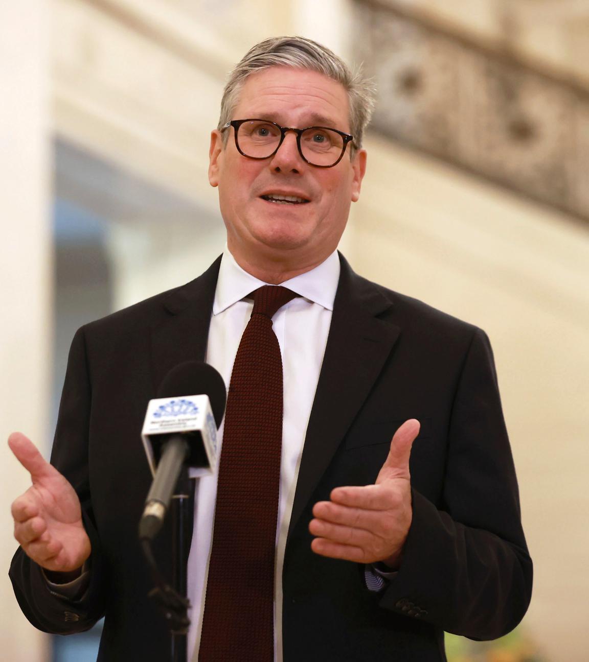 Der britische Premierminister Keir Starmer spricht im Anschluss an ein Treffen mit Parteiführern während seiner Reise durch das Vereinigte Königreich nach dem Sieg der Labour-Partei bei den Parlamentswahlen 2024 in der Großen Halle des Parlamentsgebäudes vor den Medien