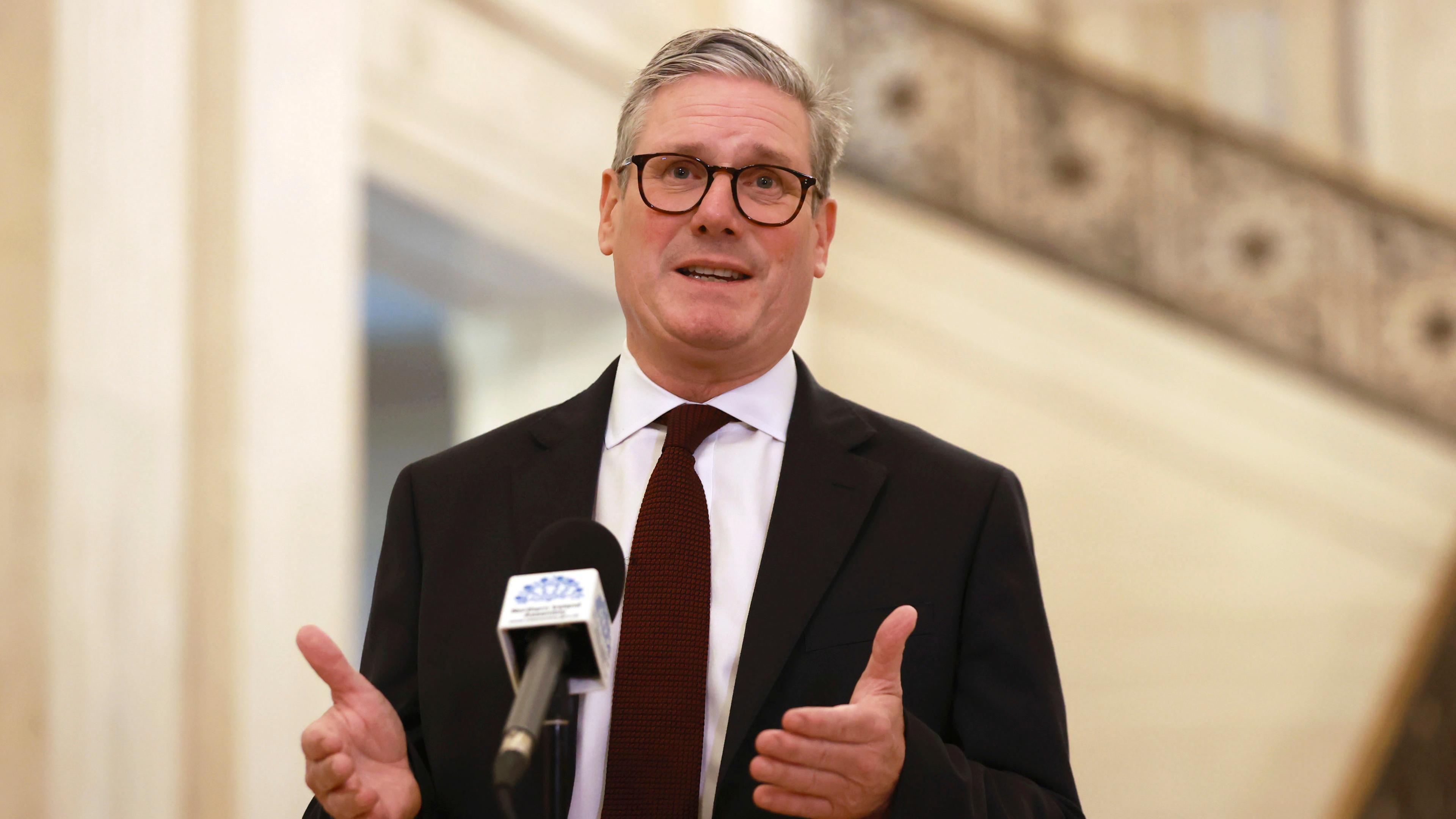 Der britische Premierminister Keir Starmer spricht im Anschluss an ein Treffen mit Parteiführern während seiner Reise durch das Vereinigte Königreich nach dem Sieg der Labour-Partei bei den Parlamentswahlen 2024 in der Großen Halle des Parlamentsgebäudes vor den Medien