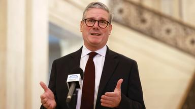 Der britische Premierminister Keir Starmer spricht im Anschluss an ein Treffen mit Parteiführern während seiner Reise durch das Vereinigte Königreich nach dem Sieg der Labour-Partei bei den Parlamentswahlen 2024 in der Großen Halle des Parlamentsgebäudes vor den Medien