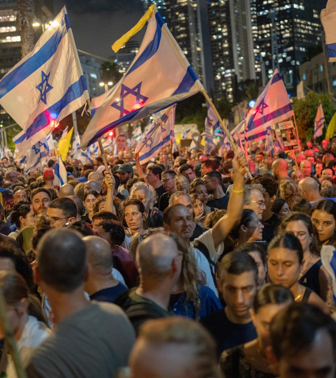 Eine Großdemonstration in Tel Aviv mit vielen Menschen ist zu sehen.