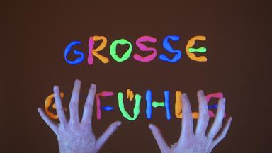 Hände vor dem gekneteten Schriftzug "Große Gefühle"