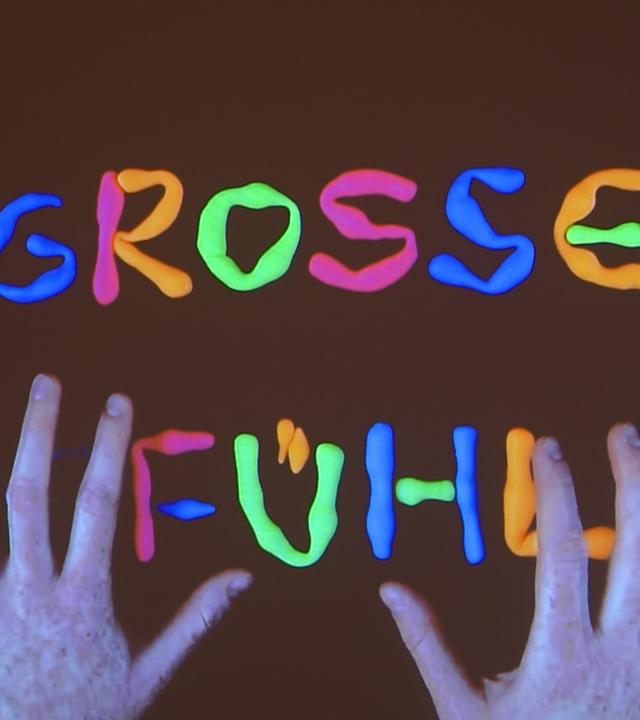 Hände vor dem gekneteten Schriftzug "Große Gefühle"
