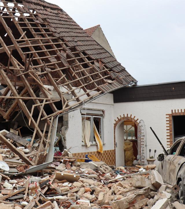 77-Jähriger nach Hausexplosion verschüttet