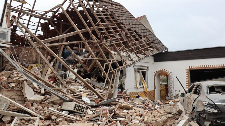 77-Jähriger nach Hausexplosion verschüttet