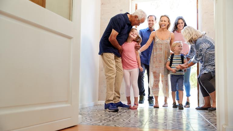 Familie zu Besuch bei den Großeltern