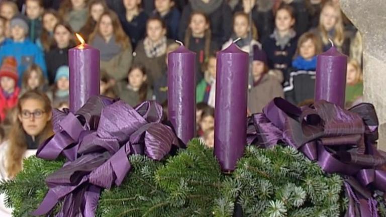 Großer Adventskranz in einer Kirche