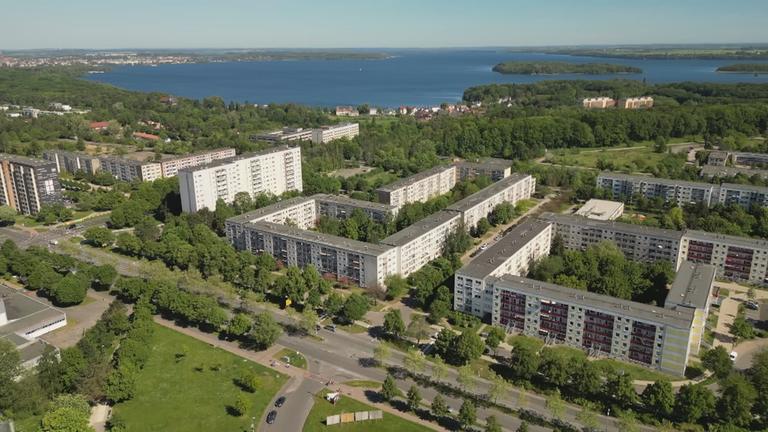 Riesges Plattenbauviertel in Schwerin