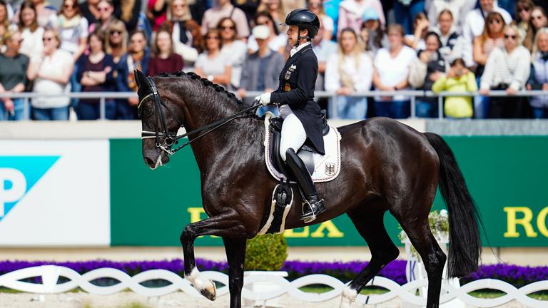 Die deutsche Dressurreiterin Isabell Werth auf dem Pferd Wendy de Fontaine reitet durch den Parcours.