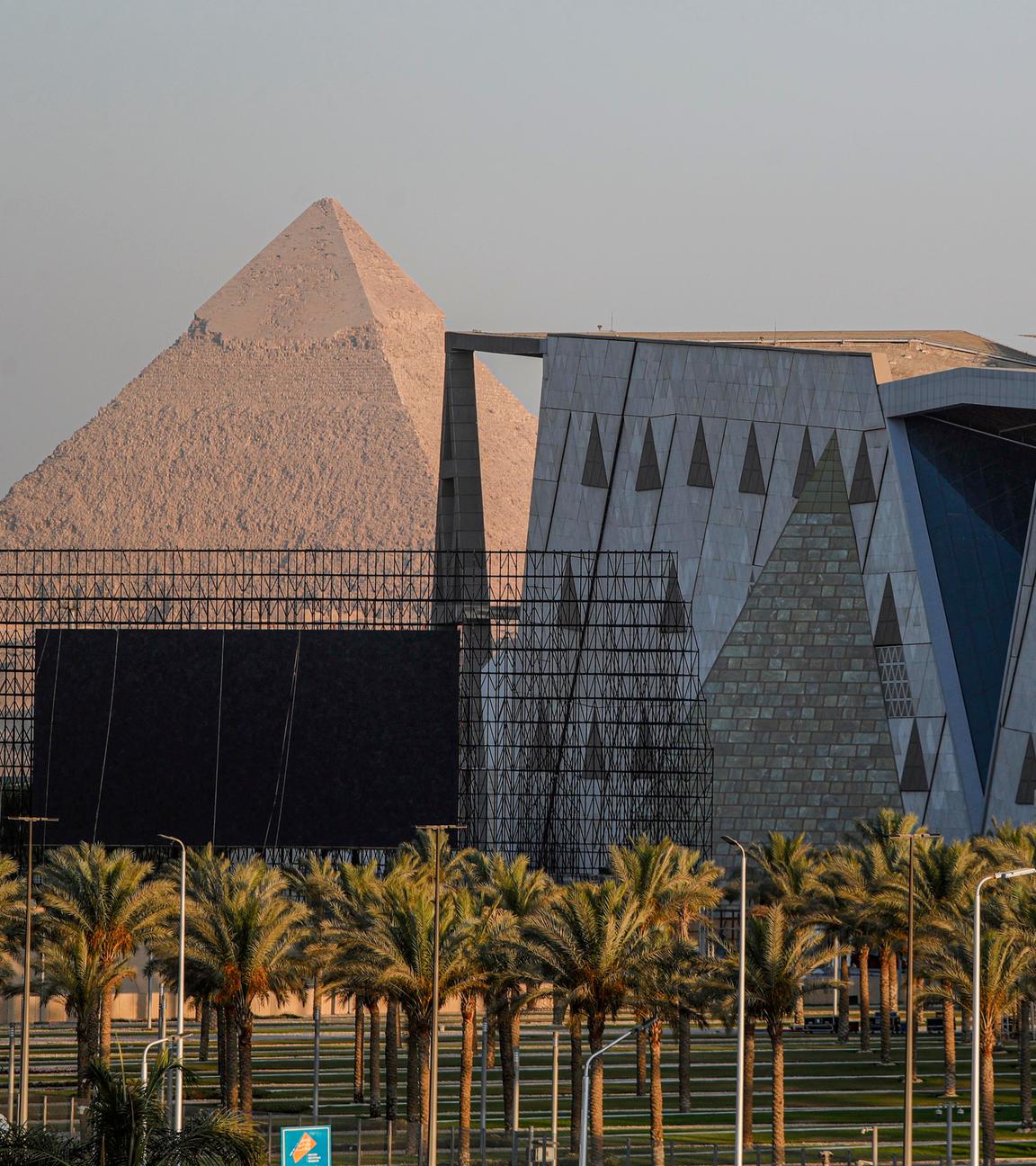 Das Große Ägyptische Museum steht direkt neben den Pyramiden.