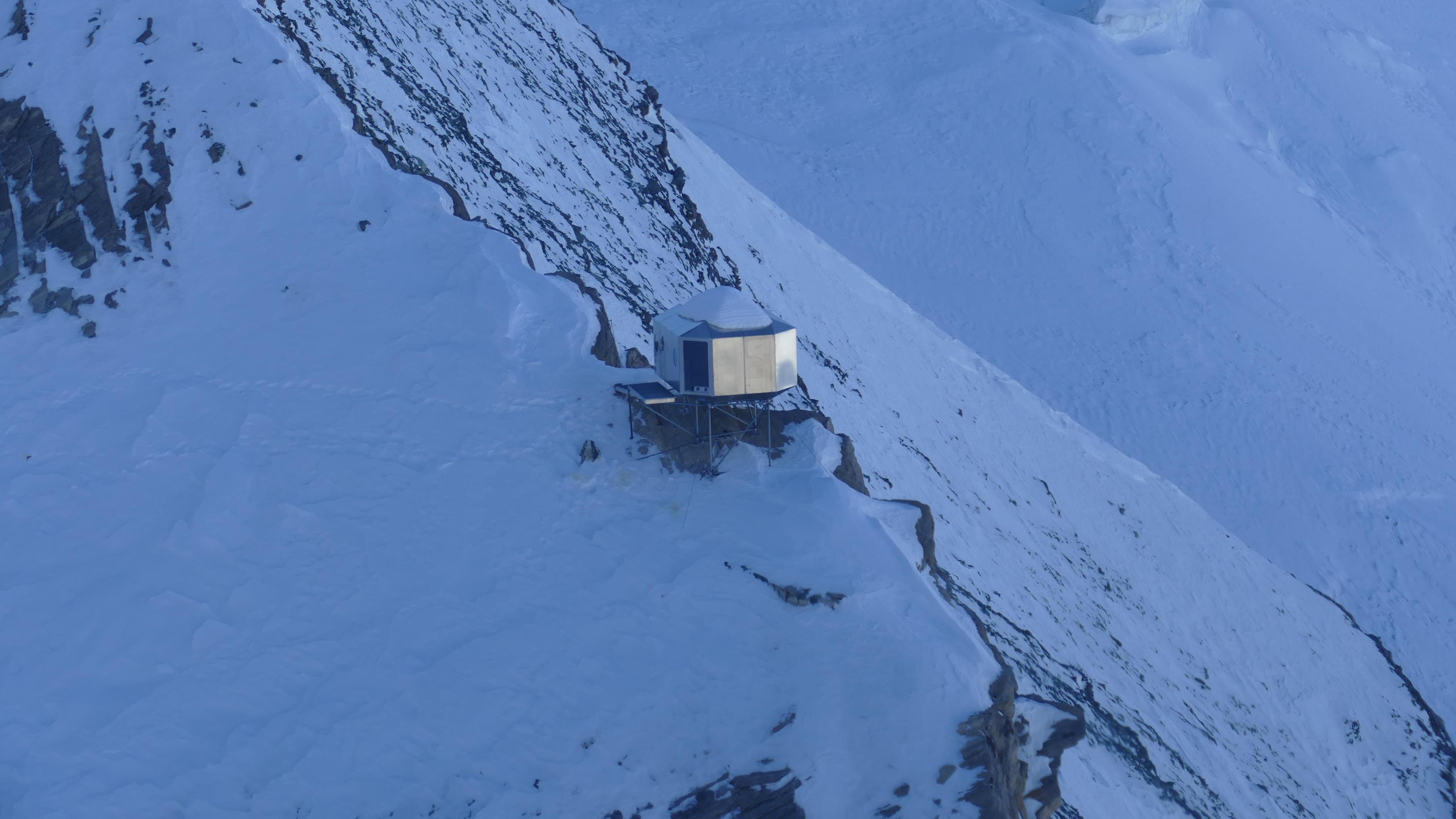 Zwei Bergsteiger aus Tschechien sitzen seit Sonntag, 04.02.2024, auf 3.200 Metern Seehöhe am Großglockner fest.