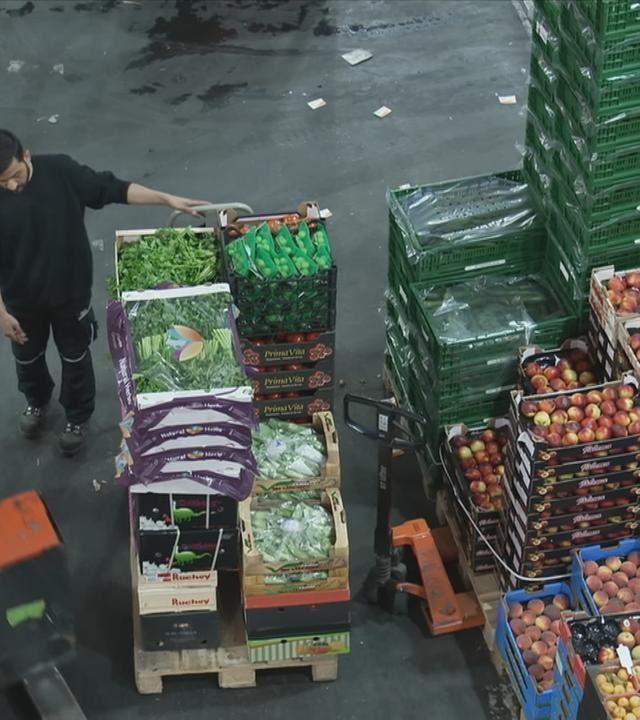 Obst und Gemüsekisten in einer Markthalle